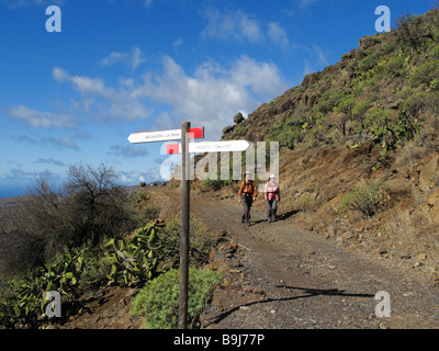 Les randonneurs et signpost dans Barranco de Erque, La Gomera, Canary Islands, Spain, Europe Banque D'Images