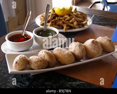 Papas arrugadas, un plat de pommes de terre, avec Mojo, sauces, et les petits poissons, La Gomera, Canaries, Canaries, Espagne, Europe Banque D'Images