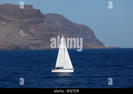 Bateau à voile en face de La Gomera, Canary Islands, Spain, Europe Banque D'Images