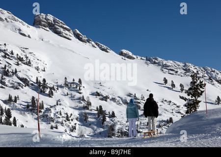 Couple tirant un traîneau dans Haiderjoch avant de Mt dans la gamme Rofan, Rofan, Tyrol, Autriche, Europe Banque D'Images