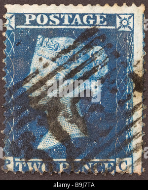 Gros plan du timbre postal britannique victorien bleu 2d sur fond noir. Utilisé avec le cachet de la poste, émis entre 1856 et 62. Banque D'Images