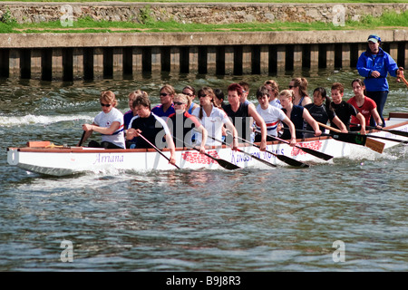 Kingston Royals exerçant sur la Tamise entre Richmond et Hampton Court Banque D'Images