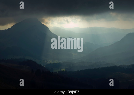 Paysage de montagne avec un rideau lumineux de l'avant de la tempête, l'Appenzeller alpes, canton st. gallen, Suisse, Europe Banque D'Images