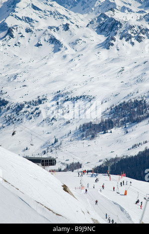 Skieurs sur téléski alpes Banque D'Images