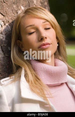 Young woman in park Banque D'Images