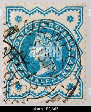 Gros plan de ½ sou vert Victorian British postal timbre sur fond blanc publié entre 1887 et 1900, partie de la "Jubilee issue".Utilisé. Banque D'Images