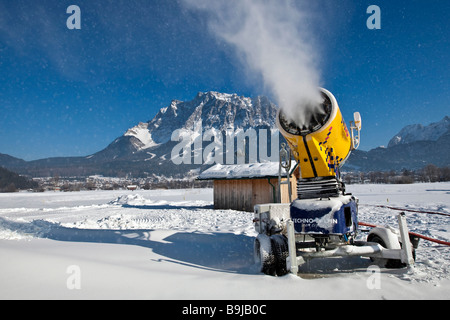 Un canon à neige en face de la Zugspitze panorama, Ehrwald, Leermoos, Tirol, Autriche, Europe Banque D'Images