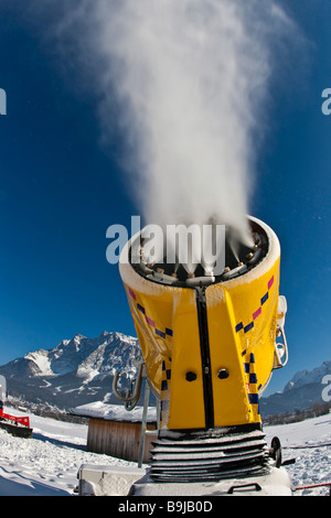 Un canon à neige en face de la Zugspitze panorama, Ehrwald, Leermoos, Tirol, Autriche, Europe Banque D'Images