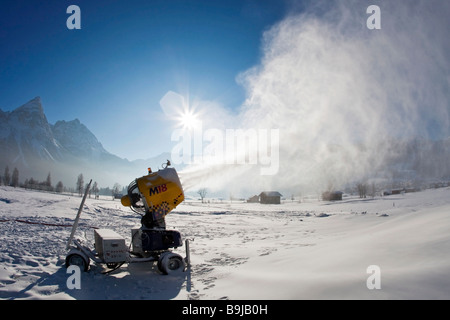 Un canon à neige en face de la Zugspitze panorama, Ehrwald, Leermoos, Tirol, Autriche, Europe Banque D'Images