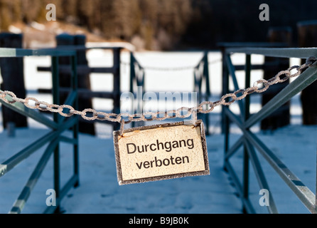 Jetée avec signe, pas de passage, à un lac gelé, lac Heiterwanger, Heiterwang, Tyrol, Autriche, Europe Banque D'Images