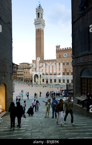 Vue de la Piazza del Campo, le Palazzo Pubblico et la Torre del Mangia, Sienne, Toscane, Italie, Europe Banque D'Images