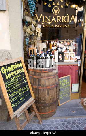Le vin est vendu dans un magasin à Lucca, Toscane, Italie, Europe Banque D'Images