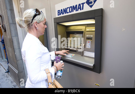 Femme obtenir de l'argent dans un distributeur automatique à Sienne, Toscane, Italie, Europe Banque D'Images