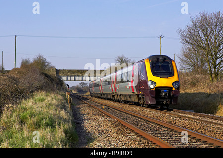 Cross Country arriva Voyager 220 003 passe dans le Worcestershire Physocarpus opulifolius Dart's Gold avec une Plymouth en direction sud sur 20 service 03 09 Banque D'Images