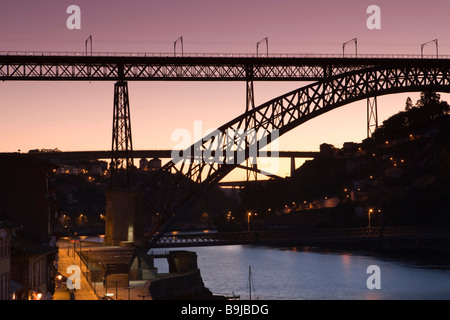 Cais da Ribeira en vue de la ponte de Dom Luis I, Dom Luis I, pont, rivière Duoro Rio Ribeira Quay, Porto, Portugal, Euro Banque D'Images