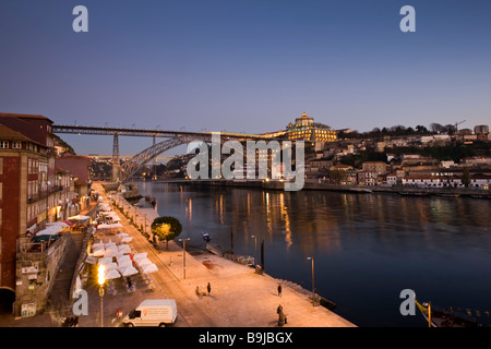 Cais da Ribeira en vue de la ponte de Dom Luis I, Dom Luis I Pont, rivière Duoro Rio, à l'arrière le Mosteiro da Serra do Pi Banque D'Images