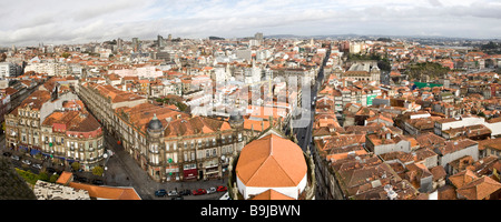 Vue depuis la tour Torre dos Clérigos sur la ville historique de Porto, classé au Patrimoine Mondial de l'UNESCO, le Portugal, l'Europe Banque D'Images