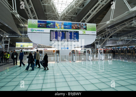 L''aéroport de Porto, panneau d'affichage dans le hall de départ, Porto, Portugal, Europe Banque D'Images