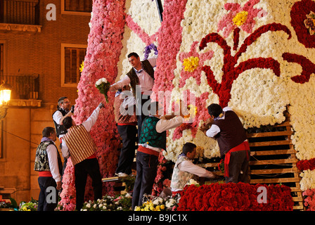 Les hommes de placer l'épargne à grande fleur réplique en bois statue de Virgen de los Desamparados. Fallas Valencia Espagne Banque D'Images