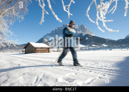 Hay shed et ski de fond, dans l'arrière Mt Zugspitze, Tyrol, Autriche, Europe Banque D'Images