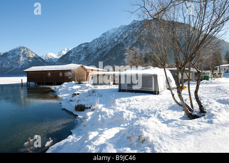 Caravanes dans la neige sur le lac Heiterwanger See, Heiterwang am See, Tyrol, Autriche, Europe Banque D'Images