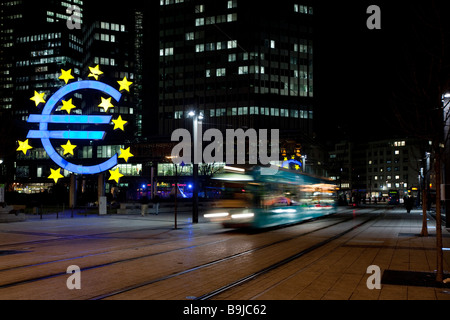 Symbole de l'euro la nuit, en face de l'EZB, BCE, Banque centrale européenne, Francfort, Hesse, Germany, Europe Banque D'Images