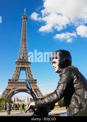 Femme sur un cyclomoteur à Paris Banque D'Images