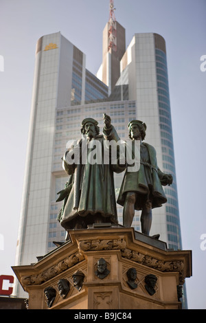 Mémorial Gutenberg sur place Rossmarkt, Commerzbank banque dans le dos, Francfort, Hesse, Germany, Europe Banque D'Images