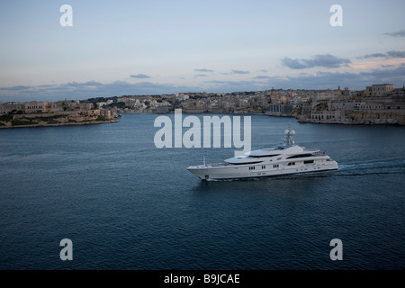 Avis de Senglea de La Valette, et le grand yacht Anna dans le Grand Port, La Valette, Malte, Europa Banque D'Images