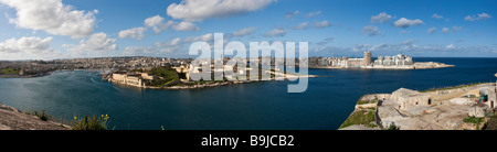 Vue de la plage de Sliema, Sliema Creek l'île Manoel et Lazzaretto Creek sur le port de Marsamxett de La Valette, Malte, Europe Banque D'Images