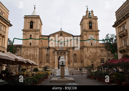 Façade et vue partielle de St. John's Co-cathédrale de St. John's Square, La Valette, Malte, Europe Banque D'Images