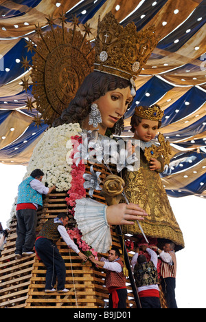 Les hommes de placer l'épargne à grande fleur réplique en bois statue de Virgen de los Desamparados. Fallas Valencia Espagne Banque D'Images