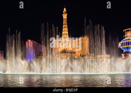 Hotel Paris et lac en face de Bellagio par soir, Las Vegas, Nevada, USA, Amérique du Nord Banque D'Images