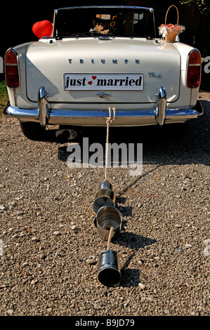 Voiture avec 'juste' mariés et trail de canettes, Nürnberg, Middle Franconia, Bavaria, Germany, Europe Banque D'Images