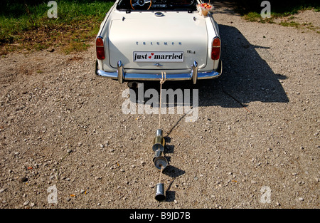 Voiture avec 'juste' mariés et trail de canettes, Nürnberg, Middle Franconia, Bavaria, Germany, Europe Banque D'Images