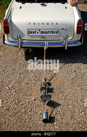 Voiture avec ''Just Married' trail de canettes, Nürnberg, Middle Franconia, Bavaria, Germany, Europe Banque D'Images