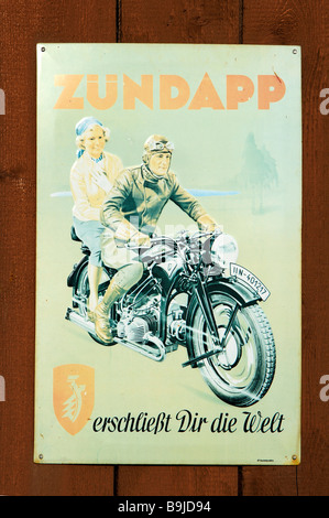 Vieille moto publicité sur un signe d'étain, sur une barrière en bois, Wichsenstein, Haute-Franconie, Bavaria, Germany, Europe