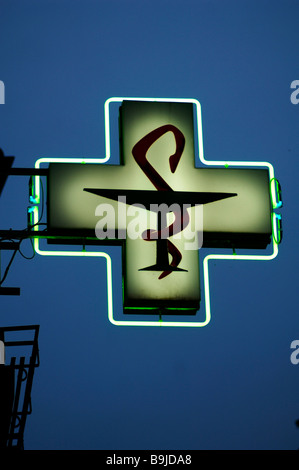 Pharmacie lumineux signer contre ciel du soir, Ribeauvillé, Alsace, France, Europe Banque D'Images