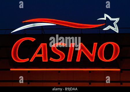 L'écriture lumineuse d'un casino, Ribeauvillé, Alsace, France, Europe Banque D'Images