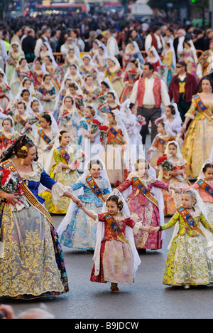 Les jeunes enfants Falleras défilent vers la Place de la Vierge avec des offrandes de fleurs. Las Fallas. Valencia Espagne Banque D'Images