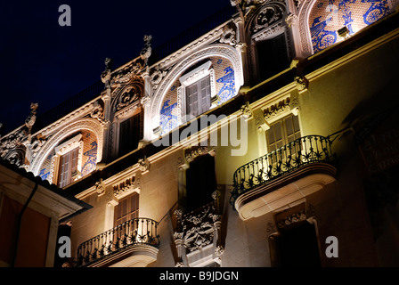 Façade lumineuse avec balcon et des éléments art nouveau sur la plaça Weyler, Plaza Weyler, dans la soirée, ancien Gran Hotel Banque D'Images