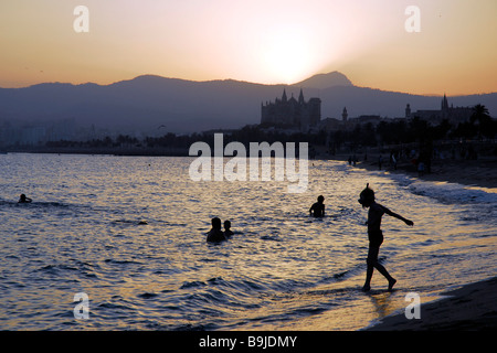 Plage, Platja de Can Pere Antoni, Portixol au coucher du soleil en face de la Seu Cathedral, Palma de Mallorca, Majorque, Iles Baléares Banque D'Images