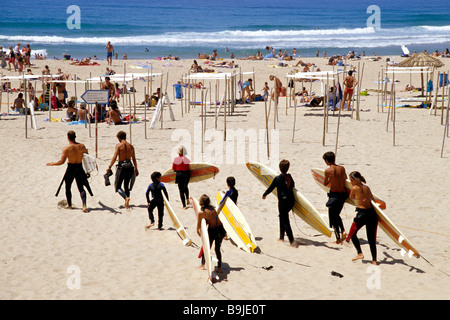 Praia do Guincho, plage sur l'Atlantique avec les surfeurs de Cascais, Estoril, Lisbonne, Portugal, Europe Banque D'Images