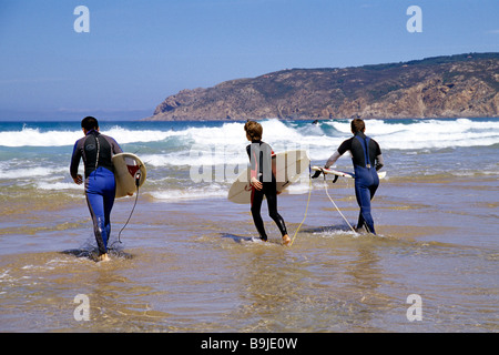 Praia do Guincho, plage sur l'Atlantique avec les surfeurs de Cascais, Estoril, Lisbonne, Portugal, Europe Banque D'Images