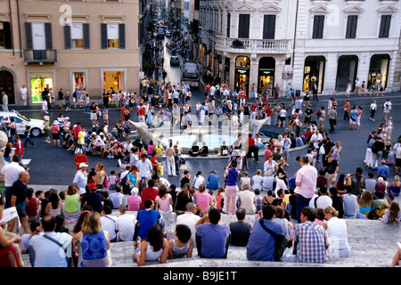 Les gens peuplant les marches espagnoles, Piazza di Spagna, escalier de la Trinita dei Monti, vue de dessus de la Via dei Condotti, Banque D'Images