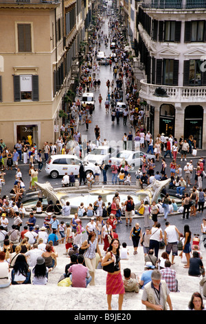 Les gens peuplant les marches espagnoles, Piazza di Spagna, escalier de la Trinita dei Monti, vue de dessus de la Via dei Condotti, Banque D'Images