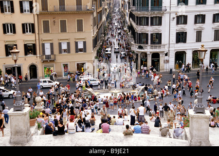 Les gens peuplant les marches espagnoles, Piazza di Spagna, escalier de la Trinita dei Monti, vue de dessus de la Via dei Condotti, Banque D'Images