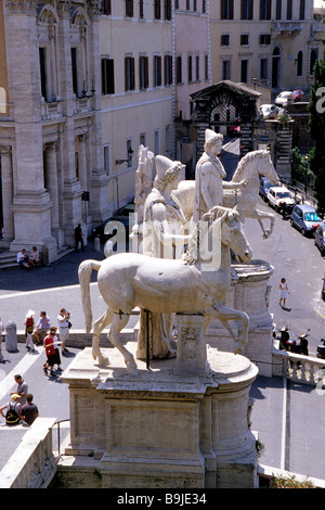 Piazza del Campidoglio Square, Dioscuris Castor et Pollux flanquant la cordonata, l'escalier qui mène à la capitale, Rome, ita Banque D'Images