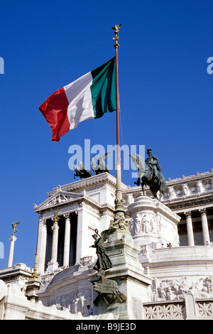 Drapeau Italien avec Vittoriano, monument à Vittorio Emanuele II, l'autel de la patrie, l'impériale memorial, Via del Teatro di Marce Banque D'Images