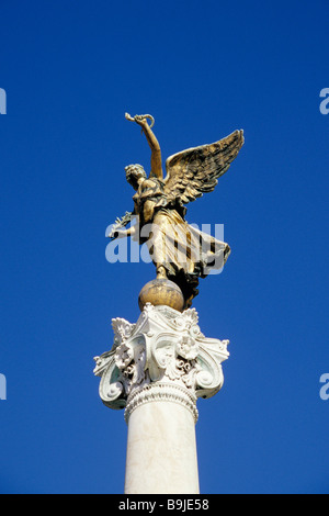 Anges sur des colonnes dans le Vittoriano, monument à Vittorio Emanuele II, l'autel de la patrie, l'impériale memorial, Via del Teatro d Banque D'Images